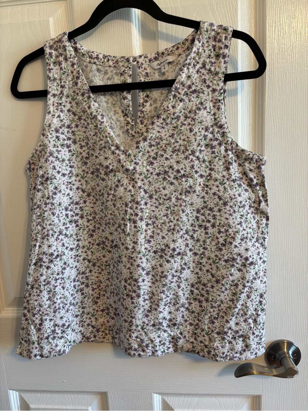 Reitmans Lightweight White and Purple Floral V-Neck Sleeveless Top